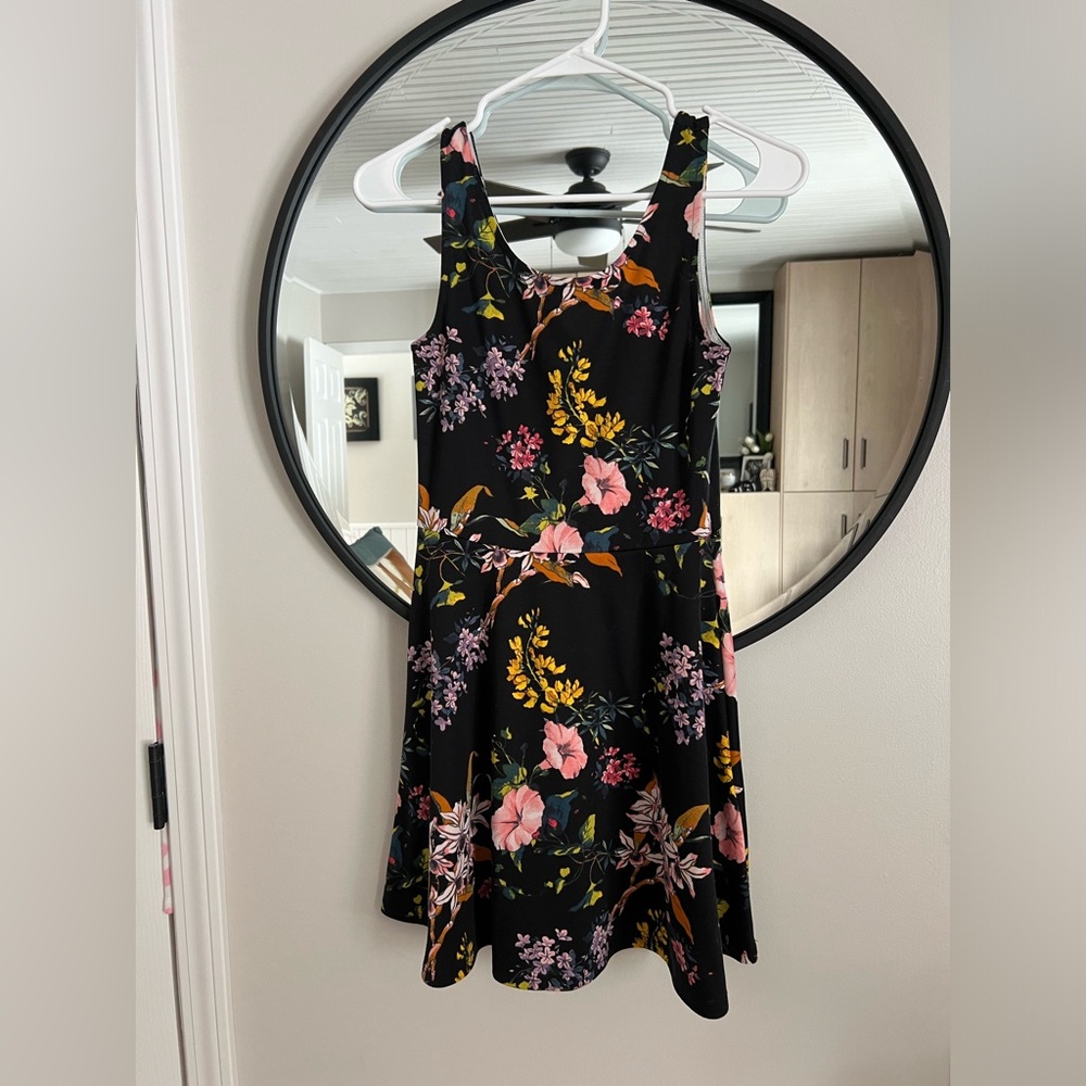 Woman’s Black with Flowers Dress - Size: 6